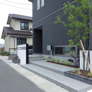 道路と玄関の高低差が大きかったので階段が必要でした。しかしただの階段だけでいいのだろうか？玄関周りが広く見えるデザインは施主様にも喜んでいただき、提案と同時に即採用されました。　　　　　　　　　　　　　　　　　　　　　　　　　　　　　　　　　　　　　　　　　　　　　　　　　　　　　　　　　　　　　　　　　　　　　　　　　　　　　　　　　　　　　　　　　　　　　　　　　　　　　　　　　　　　　　　　　　　　　　　　　　　　　　　　倉敷市二日市　A様邸　フラワーチルドレン　エクステリア