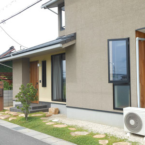 道路側から順番に、芝生→ダイカンドラが、土留を兼ねつつ自然石の間をぬって共生しながら育っています。家際の砂利のほうまで地下茎をめぐらせており、乾燥しがちな南側でありながらも潤いを感じられる自然な景観を保ってくれています。芝生は、トヨタ自動車が開発した少管理型コウライ芝の品種:TM9です。　　　　　　　　　　　　　　　　　　　　　　　　　　　　倉敷市　Ｆ様邸　フラワーチルドレン　エクステリア