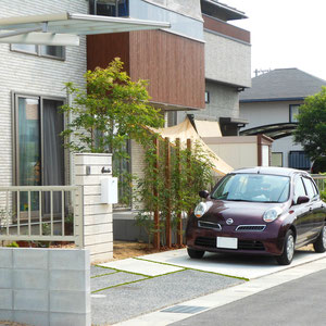 アプローチを遮ることなく駐車できることで、庭の中にすっぽりとおさまってみえます。木樹脂ポールの間にシマトネリコとプリペットを間に挟んだ風通しのよい壁で、タイルテラスへの視線を和らげました。車からタイルテラスへの荷物下ろしもスムーズにアプローチできます。　　　　　　　　　　　　　　　　　　　　　　　　　　　　　　　　　　　　　　　　　　　　　　　　　　　　　　　　　　　　　　　　　　　　　　　　　　　　　　　　　　　　　　倉敷市大島　H様邸　フラワーチルドレン　エクステリア