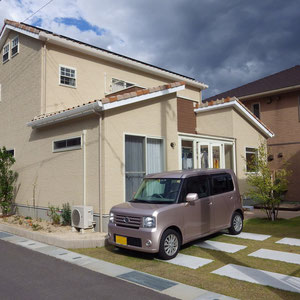 サンルームから降りたお庭はコンクリート平板と芝生でまとめました。臨時駐車スペースはコンクリートの面積を最小限に抑え、車が無い時はお庭の一部になるようにしています。　　　　　　　　　　　　　　　　　　　　　　　　　　　　　　　　　　　　　　　　　　　　　　　　　　　　　　　　　　　　　　　　　　　　　　　　　　　　　　　　　　　　　　　　　　　　　　　　　　　　　　　　　　　　　　　　　　　　　　　　　　　　　　　　　　　　　　　　　　　　　　　岡山市北区　Ｈ様邸　ガーデン　フラワーチルドレン　　　　　　　