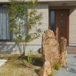 レモングラスやシマカンスゲなどを景石に添えることで、成長した際には野趣あふれる植栽帯ができあがるイメージです。表札も、石と同じく経年変化が楽しめる鉄製の「和錆表札　骨(コチ)」を選びました。　　　　　　　　　　　　　　　　　　　　　　　　　　　　　　　　　　　　　　　　　　　　　　　　　　　　　　　　　倉敷市福島  Y様邸　エクステリア　フラワーチルドレン