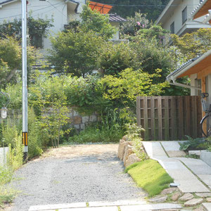 趣のある既存の石積みと緑が借景となり、こぼれ種として飛んできた草花さえ快く受け入れられる雰囲気を求めました。オリジナルアイアンオブジェに絡ませたガーデンライトは、自由に持ち運びができます。　　　　　　　　　　　　　　　　　　　　　　　　　　　　　　　　　　　　　　　　　　　　　　　　　　　　　　　　　　　　　　　　　　　　　　　　　　　　　　　　　　　　　　　　　　　　　　　　　　　　　　　　　　　　　　　　　　　　　　　　　　　　　　　　　　　　　　岡山市中区 I様邸 エクステリア フラワーチルドレン 