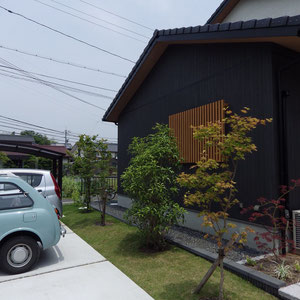 広い間口の駐車スペースと建物の間に植栽スペースを作りました。土でマウンドを造形し芝生を貼りました。ゆとりがある空間になりました。　　　　　　　　　　　　　　　　　　　　　　　　　　　　　　　　　　　　　　　　　　　　　　　　　　　　　　　　　　　　　　　　　　　　　　　　　　　　　　　　　　　　　　　　　　　　　　　　　　　　　　　　　　　　　　　　　　　　　　　　　　　　　　　　　　　　　　　　　　　　　　　　　　　　　　　　　　　　　　　　　　　　　倉敷市中庄　N様邸　エクステリア　フラワーチルドレン