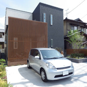 駐車スペースの周囲を植栽スペースで囲み、緑の多い空間にしています。　　　　　　　　　　　　　　　　　　　　　　　　　　　　　　　　　　　　　　　　　　　　　　　　　　　　　　　　　　　　　　　　　　　　　　　　　　　　　　　　　　　　　岡山市南区　J様邸　エクステリア　フラワーチルドレン