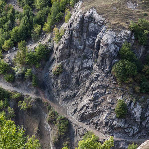 Azerbaijan - Auf der Fahrt von Sheki nach Lahij durch tiefe Schluchten und entlang von steilen Wänden