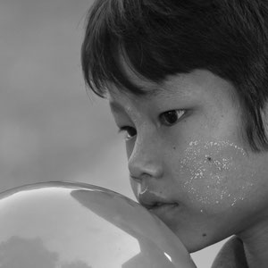 Myanmar people- Junge mit Ballon