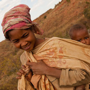 Madagaskar: Junge Mutter mit Kind
