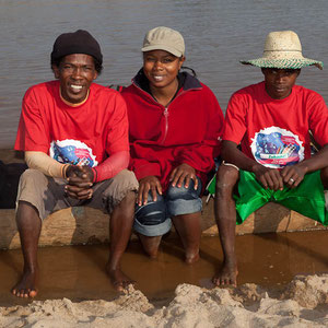 Madagaskar: Unser Pirogen-Guide Nony und seine Truppe mit Raiffeisen-T'Shirts