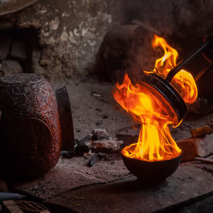 Azerbaijan - In der Werkstatt eines Kupferschmiedes in Lahij