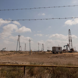 Azerbaijan - Ölfeld mit Pumpen auf der Halbinsel Absheron