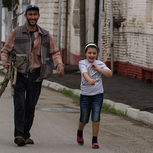 Azerbaijan - Mädchen mit ihrem Vater in Quba