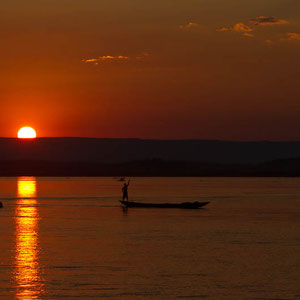 Madagaskar: Sonnenuntergang auf dem Fluss Tsiribihina bei Miandrivazo