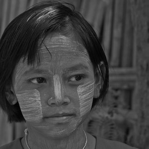 Myanmar people - junges Mädchen mit Thanaka-Paste als Sonnenschutz