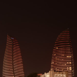 Azerbaijan - Nachtaufnahme in der Altstadt von Baku - die "Flame Towers"