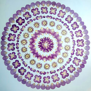 Aus den gepressten Blüten des Brautstrausses entstand ein Kunstwerk für die Ewigkeit. Es ist ein Mandala mit Rosen, Hortensien, Eustomien auf hellgrau