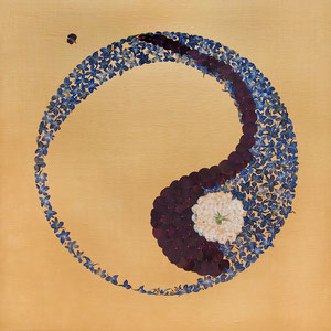 gepresste Blüten vom Brautstrauss als Ying Yang auf gold