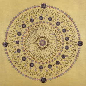 Aus den gepressten Blüten des Brautstrausses fertigt die Künstlerin ein Kunstwerk für die Ewigkeit. Es ist ein Mandala mit Blüten der Protea.  