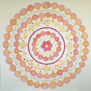 Aus den gepressten Blüten des Brautstrausses fertigt die Künstlerin ein Kunstwerk für die Ewigkeit. Es sieht aus wie ein Mandala. Verarbeitet wurden Rosen, Schleierkraut und Fresien.