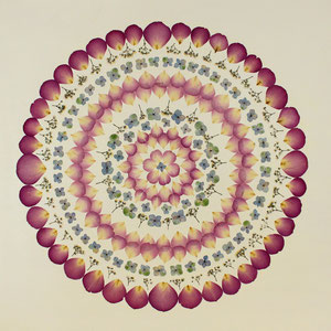 Mandala mit gepressten Blüten vom Brautstrauss