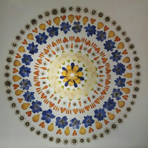 Bei der Brautstrausskonservierung werden die Blütenblätter einzeln gepresst und zu einem Mandala zusammengesetzt.