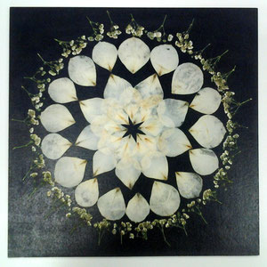 Mandala mit gepressten Blüten vom Brautstrauss
