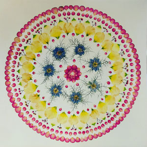 Aus den gepressten Blüten des Brautstrausses fertigt die Künstlerin ein Kunstwerk für die Ewigkeit. Es sieht aus wie ein Mandala