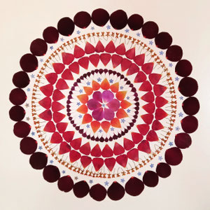 Aus den gepressten Blüten des Brautstrausses gestaltetes Kunstwerk für die Ewigkeit. Es ist ein Mandala mit Eustomien, Rosen und kleinen Blüten. Professionell gearbeitet.