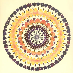 Der Brautstrauss konserviert mit Rittersporn, Rosen, Eustomia, Edeldisteln in Form eines Kaleidoskop 60 x 60 