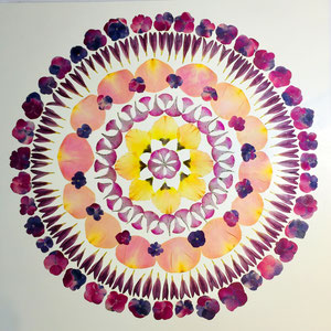 Aus den gepressten Blüten des Brautstrausses entstand ein Kunstwerk für die Ewigkeit. Es ist ein Mandala mit Rosen, roten und gelben Blüten 