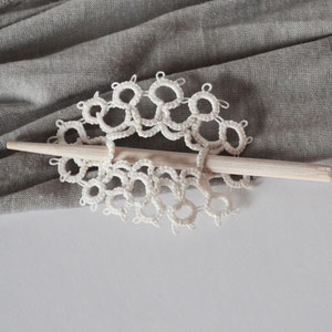 ~tatted lace hair pin~