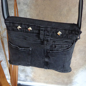 Modell 4: Aus einer verwaschenen schwarzen Jeans wurde dieser Beutel gearbeitet mit schickem Innenfutter und Reißverschlusstasche. H/B ca 28 / 30cm Gurt: 130 cm
