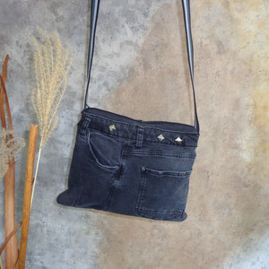 Modell 4: Aus einer verwaschenen schwarzen Jeans wurde dieser Beutel gearbeitet mit schickem Innenfutter und Reißverschlusstasche. H/B ca 28 / 30cm Gurt: 130 cm
