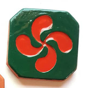 Magnet Croix Basque diamètre 5 cm émaillé vert et rouge