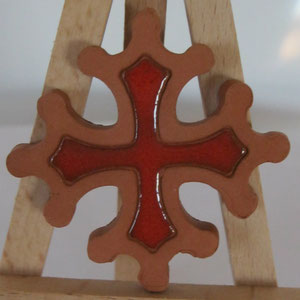 Croix occitane magnet diamètre 5 cm émaillé rouge à l'intérieur