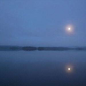 Romantische Vollmondnächte im Herbst am ruhigen See. Nebel ziehen auf und verzaubern Sie am Steg vor unserem Haus