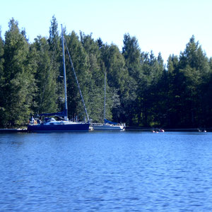 Sie werden auf Ihrer Fahrt am Ufer des Päijänne Sees immer wieder an kleinen Buchten sowie an größeren und kleineren Inseln vorbeikommen. Ankern ist in den Buchten auch für größere Segelboote teilweise möglich.