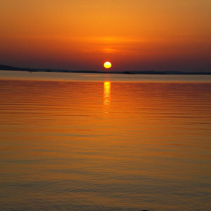Einen Steinwurf vom Haus entfernt erleben Sie fußläufig am Ufer der benachbarten Halbinsel Sonnenuntergänge wie am Meer