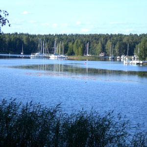 Kleiner Hafen "Suopelto" für private Segel- und Motorboote an der Anfahrt und in Nähe zum Ferienhaus.