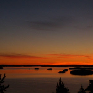 Genießen Sie zu zweit an einem verschwiegenen Platz unweit des Hauses, hoch über dem See, grandiose Sonnenuntergangspanorama