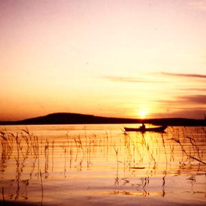 Angeln Sie früh morgens bei Sonnenaufgang in den Schilfzonen der Bucht vor Ihrem Haus. Im Hintergrund die Sicht auf Ihr "Domizil" auf der Insel Päijätsalo mit "Berg" und Aussichtsturm.