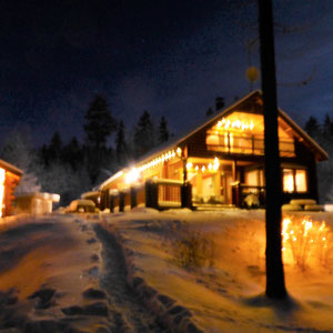 Genießen Sie den illuminierten, winterlichen Außenbereich Ihres Ferienhauses in Finnland
