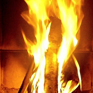 Kuscheln Sie sich vor dem Feuer des Kaminofens im Wohnzimer mit Ihren Liebsten ein. Sunny Mökki Sysmä. Brings back the cozy fire in your life