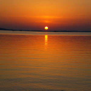 Und wieder einen Steinwurf vom Haus entfernt erleben Sie fußläufig am Ufer der benachbarten Halbinsel Sonnenuntergänge wie am Meer