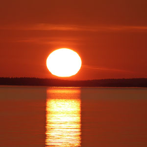 Erleben Sie Sonnenuntergänge, wie am Meer, nur wenige 100 m vom Haus an der benachbarten Halbinsel