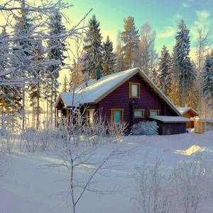 Ihr wohlig, warmes zu Hause im Winter Wonderland. Inklusive LL-Ski. All Terrain-Ski. Schneeschuhe. Winterbikes. Ziehschlitten. Wintersauna mit Eisloch, Kaminofen mit Glastür im Wohnzimmer. Elektroheizungen. Bes. winterfest. Ganzjährig parken am Haus