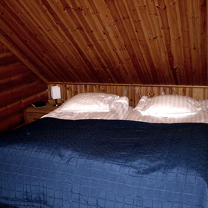 Für Ihren erholsamen Schlaf: Doppelbett je 90 cm x 2 m. Large bedroom upstairs