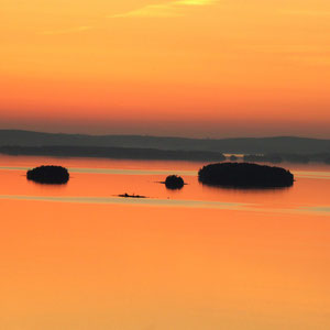 Sonnenuntergang am Päijänne See. Blick vom nahen Aussichtsturm über das abendliche Archipel