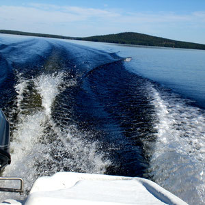 Geben Sie mal richtig Gas und genießen Sie dieses traumhafte Panorama. Sie werden nur wenige andere Boote antreffen und meist alleine auf dem großen See sein. Im Hintergrund Ihr Domizil und dem "Berg" mit dem Aussichtsturm