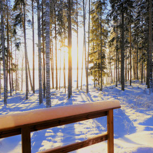 Im winterlichen Abendrot mit Blick auf das Abendrot heizen Sie die Sauna an