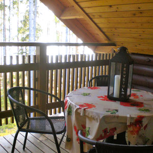 Genießen Sie alleine oder zu zweit ungestörtes, vor Wind und neugierigen Blicken geschütztes, privates Sonnenbaden mit dem Rauschen des großen Sees als unaufdringliche Kulisse. Großer Balkon mit Blick zum See Südseite